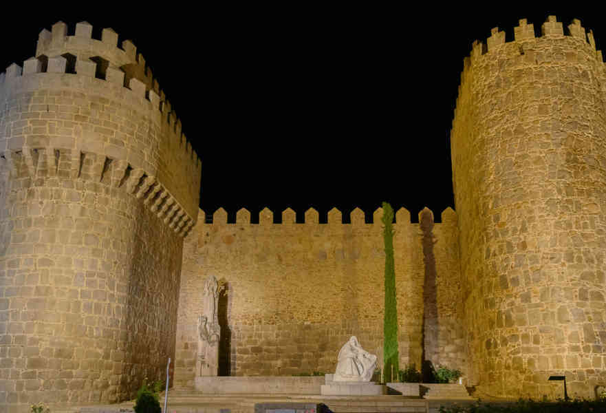 Ávila 059 - muralla - monumento a Santa Teresa.jpg